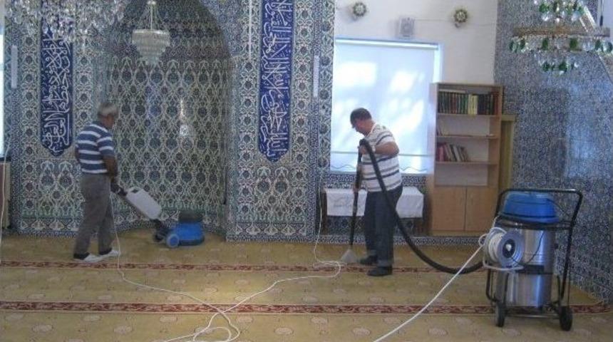 Bayram &Uuml;st&uuml; Cami Temizliklerine Hız Verildi