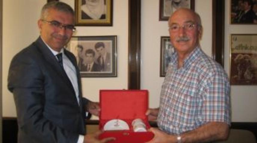 İşadamı Niyazi &Ccedil;etinkaya Kurbanlarını Kızılay&rsquo;a Bağışladı