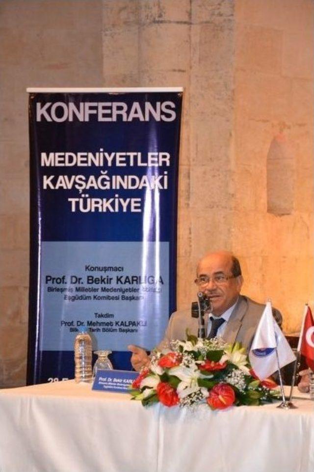 &lsquo;medeniyetler Kavşağında T&uuml;rkiye&rsquo; Konulu Konferans Yapıldı 1