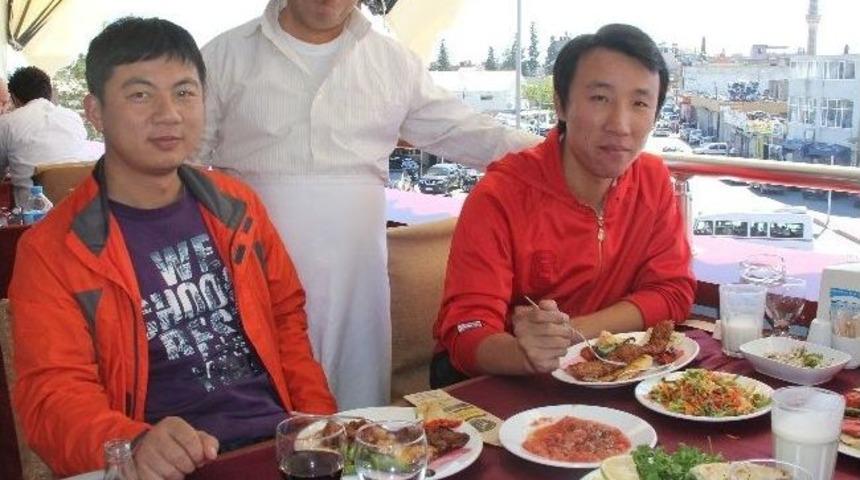 &Ccedil;inliler Adana Kebabı'na Bayıldı