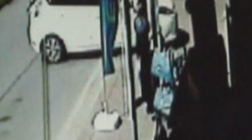 Otomobil Yaşlı Kadına &Ccedil;arpıp Ka&ccedil;tı