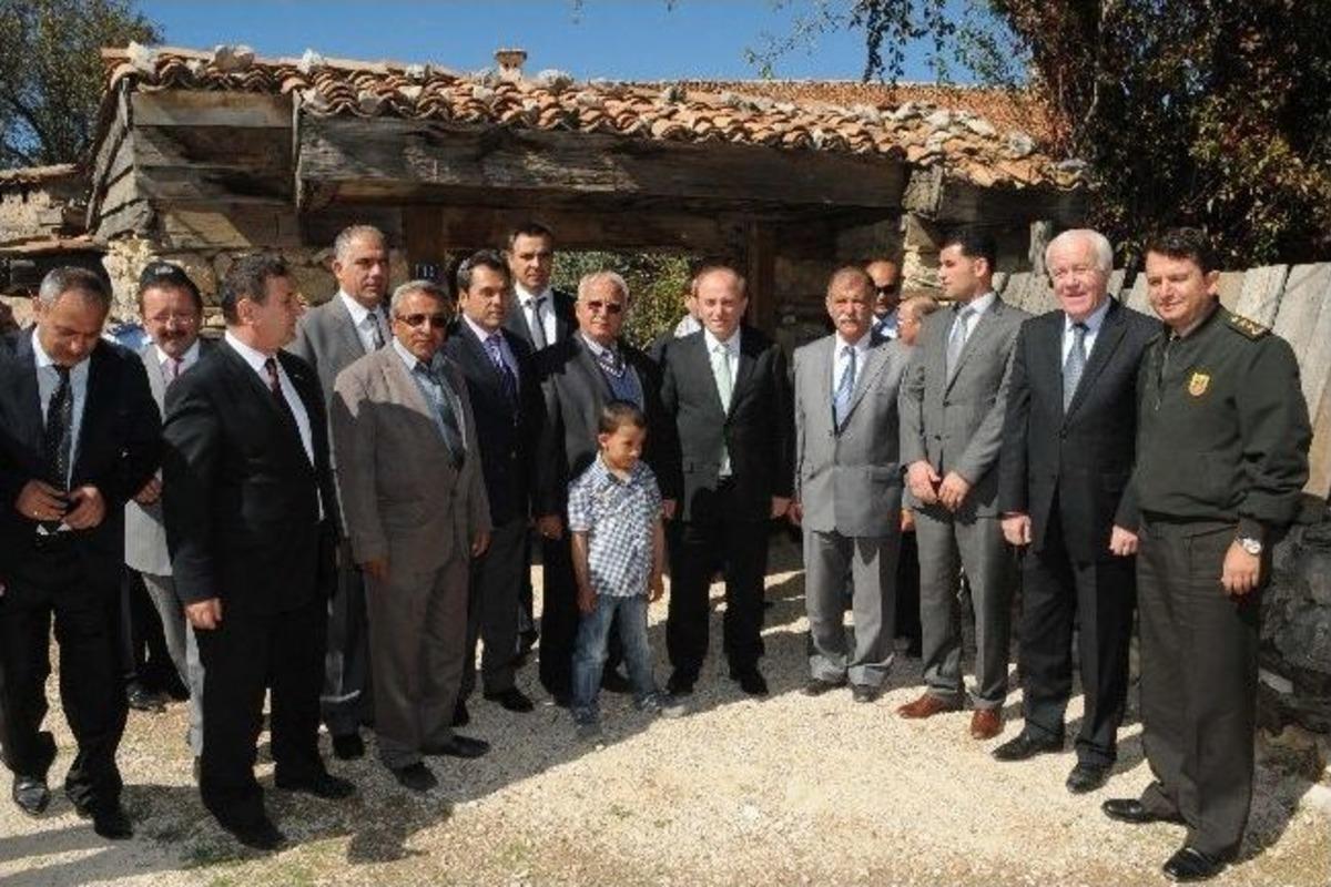 Vali &Ouml;zt&uuml;rk Akseki&rsquo;yi Ziyaret Etti