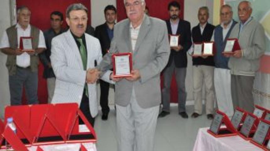 M&uuml;ft&uuml;l&uuml;kten Emekli Din G&ouml;revlilerine Plaket