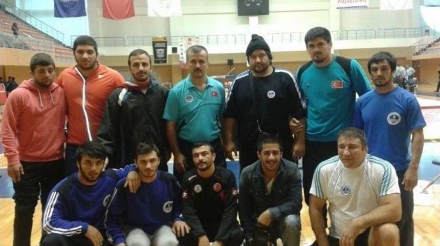 Kocaeli B&uuml;y&uuml;kşehirli G&uuml;reş&ccedil;iler Lige Galibiyetle Başladı