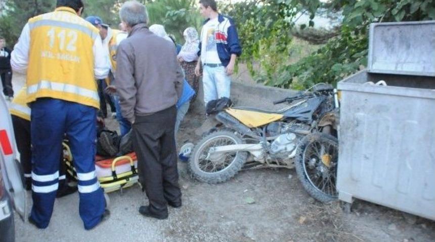 Motosiklet &Ccedil;&ouml;p Konteynırına &Ccedil;arptı: 2 Yaralı