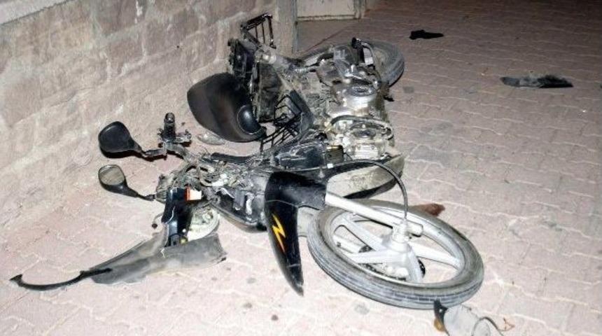 Minib&uuml;sle Motosiklet &Ccedil;arpıştı: 2 Yaralı