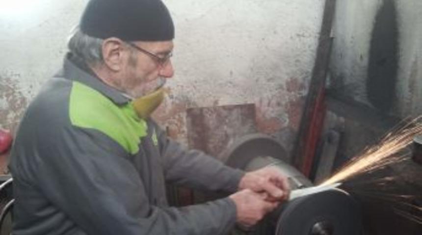 Bı&ccedil;aklar Kurbanlıklar I&ccedil;in Bileleniyor