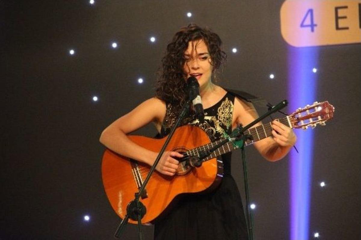 T&uuml;rkiye&rsquo;nin Norah Jones&rsquo;u Gkv&rsquo;li Deniz &Ouml;z&ccedil;elik&rsquo;i Abd Keşfetti, Burs Verdi