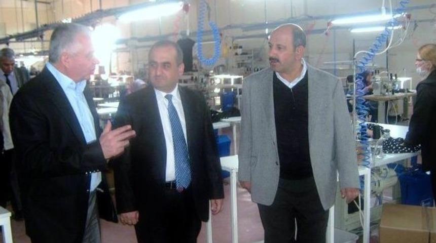 Gediz Ticaret Ve Sanayi Odası'ndan 900 &Ouml;ğrenciye Giyim Yardımı