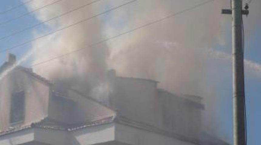 &Ccedil;atı Katında &Ccedil;ıkan Yangın Korkuttu