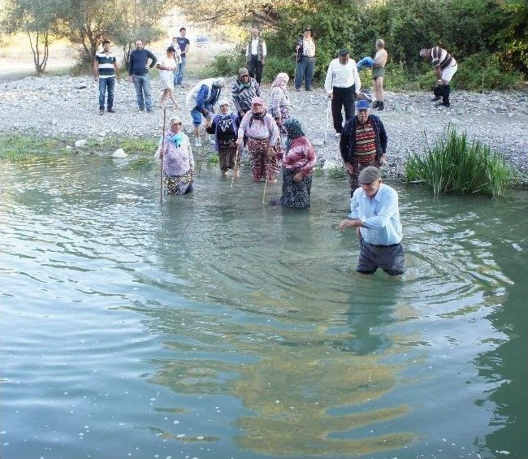 K&ouml;pr&uuml; Olmayınca K&ouml;yl&uuml;ler &Ccedil;ayı Y&uuml;zerek Ge&ccedil;iyor