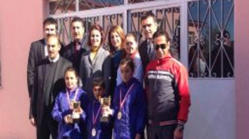 Mecidiye Ortaokulu Tekerli Kızakta T&uuml;rkiye Dereceleri Elde Etti