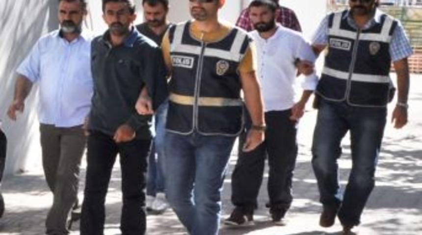 Diyarbakır&rsquo;daki Silahlı Katliam Ş&uuml;phelisi Kardeşler Adliyeye Sevk Edildi