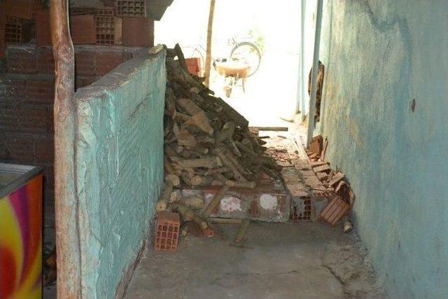 Yıkılan Duvarın Altında Kalan Kadın Yaralandı 1