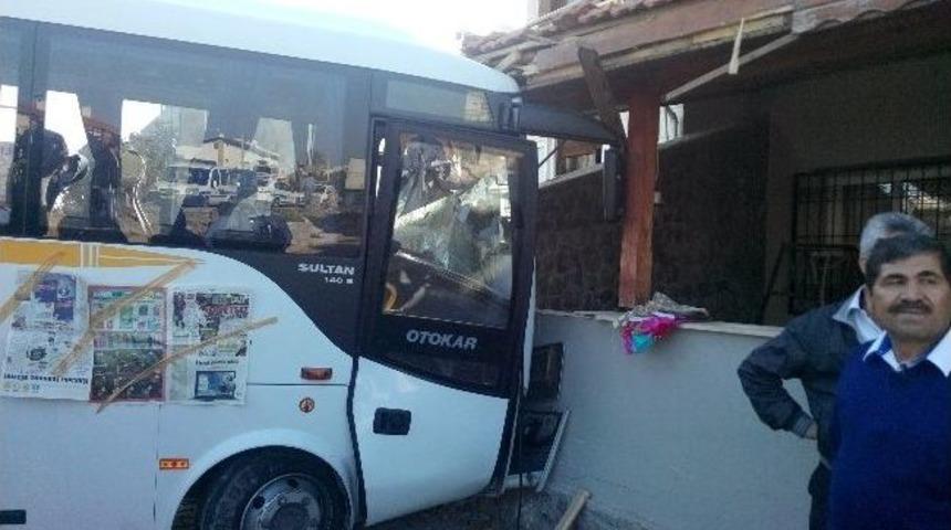 Urla&rsquo;da &Ouml;ğrenci Servisi Kaza Yaptı: 25 Yaralı