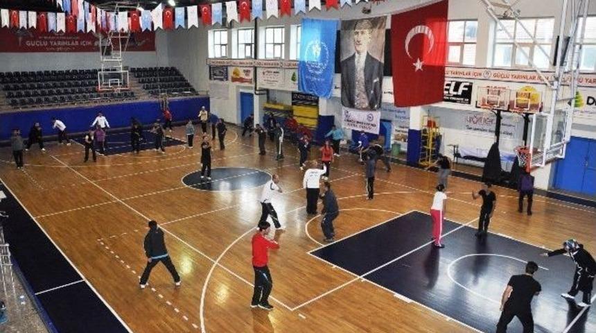 D&uuml;zce Aday Hakem Kursu Sona Erdi