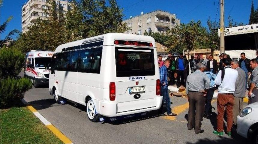 Minib&uuml;s Yayaya &Ccedil;arptı: 2 Yaralı