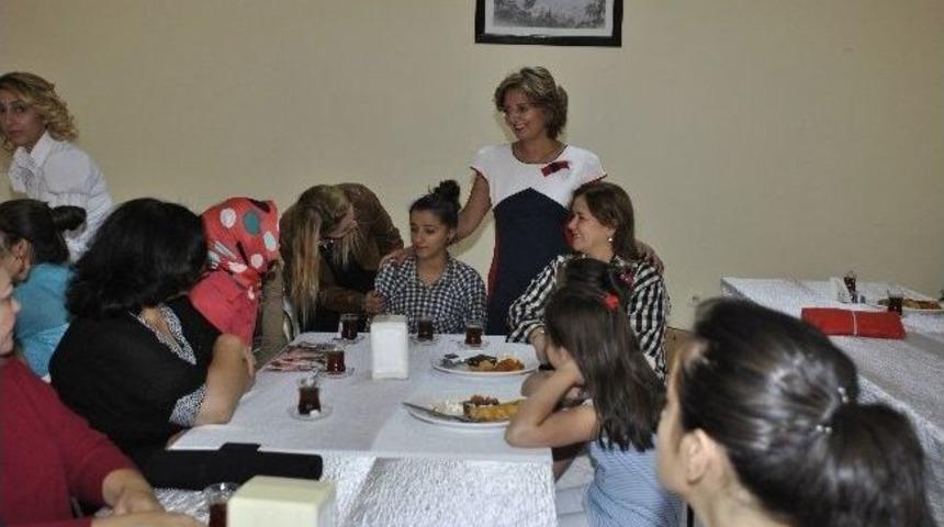 Kız Yetiştirme Yurdu &Ouml;ğrencilerine Komutanların Eşlerinden Anne Şefkati