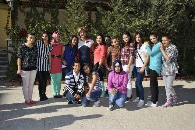 Kız Yetiştirme Yurdu &Ouml;ğrencilerine Komutanların Eşlerinden Anne Şefkati 1