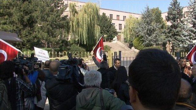 Balyoz Davası Sanıklarının Yakınları, Genelkurmay Başkanlığı Önünde Eylem Yaptı