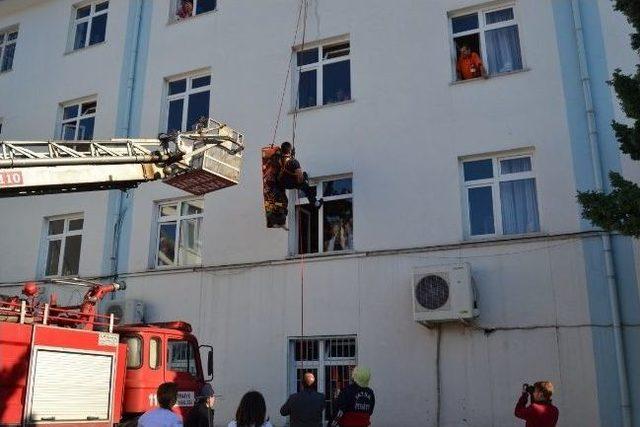 Hastanedeki Yangın Tatbikatı Gerçeğini Aratmadı