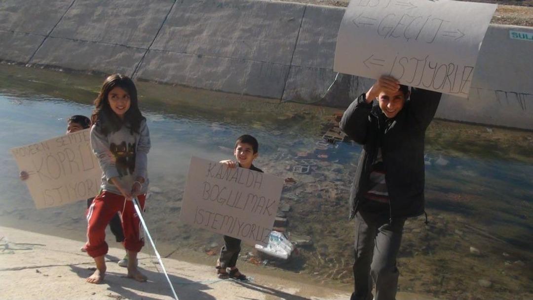 Kanalın Karşısındaki Okula Komandoluk Yaparak Gidiyorlar