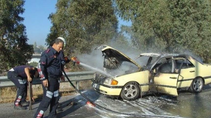 Hareket Halindeki Otomobil Alev Aldı