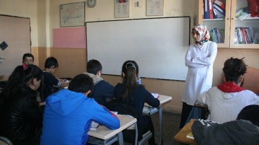 Mardin'de &Ouml;ğretmenler Baş&ouml;rt&uuml;s&uuml;yle Ders Girmeye Başladı