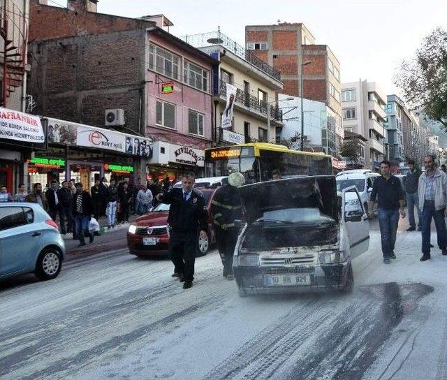 Trafiğin Ortasında Yanan Otomobile 