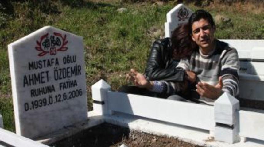 42 Yıl Sonra Ağabeyine Kavuştu, Babasının Mezarında G&ouml;zyaşı D&ouml;kt&uuml;