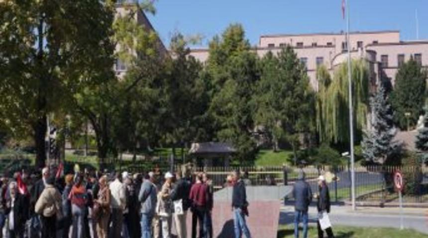 Sanık Yakınları Balyoz Kararını Genelkurmay &Ouml;n&uuml;nde Protesto Etti