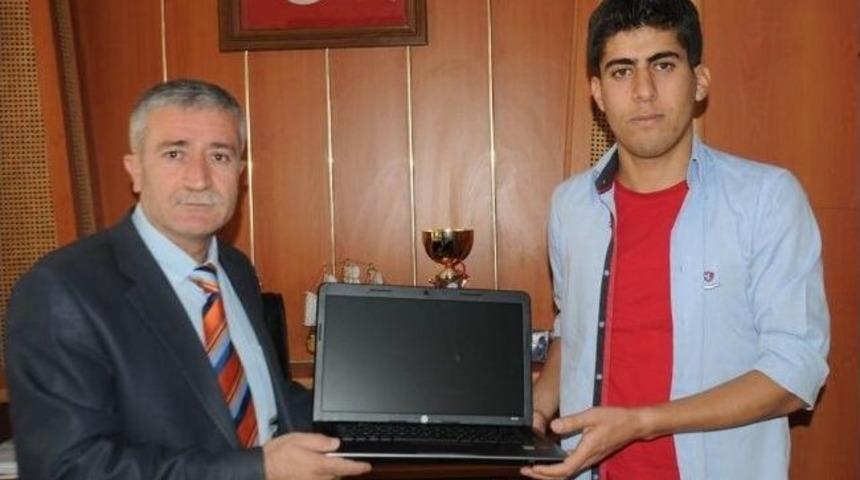 Cizre Lisesi Okul Birincisine Laptop Hediyesi