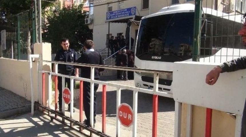 Adliye Koridorunda K&ouml;yl&uuml;ler İle Avukat Arasında Kavga &Ccedil;ıktı