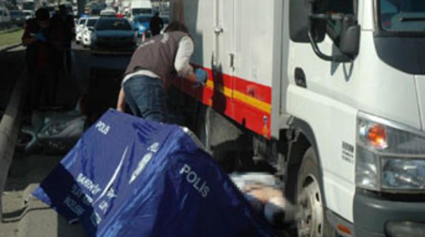 Motosikletten d&uuml;şen hamile kadın &ouml;ld&uuml;