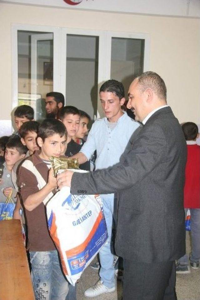 Eğitim G&ouml;ren Suriyeli Yetim &Ccedil;ocuklara Yardım Yapıldı 1