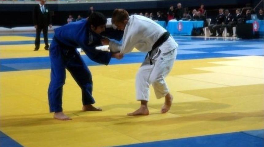 Manisa Belediyespor Judo'da Liderliğini S&uuml;rd&uuml;r&uuml;yor