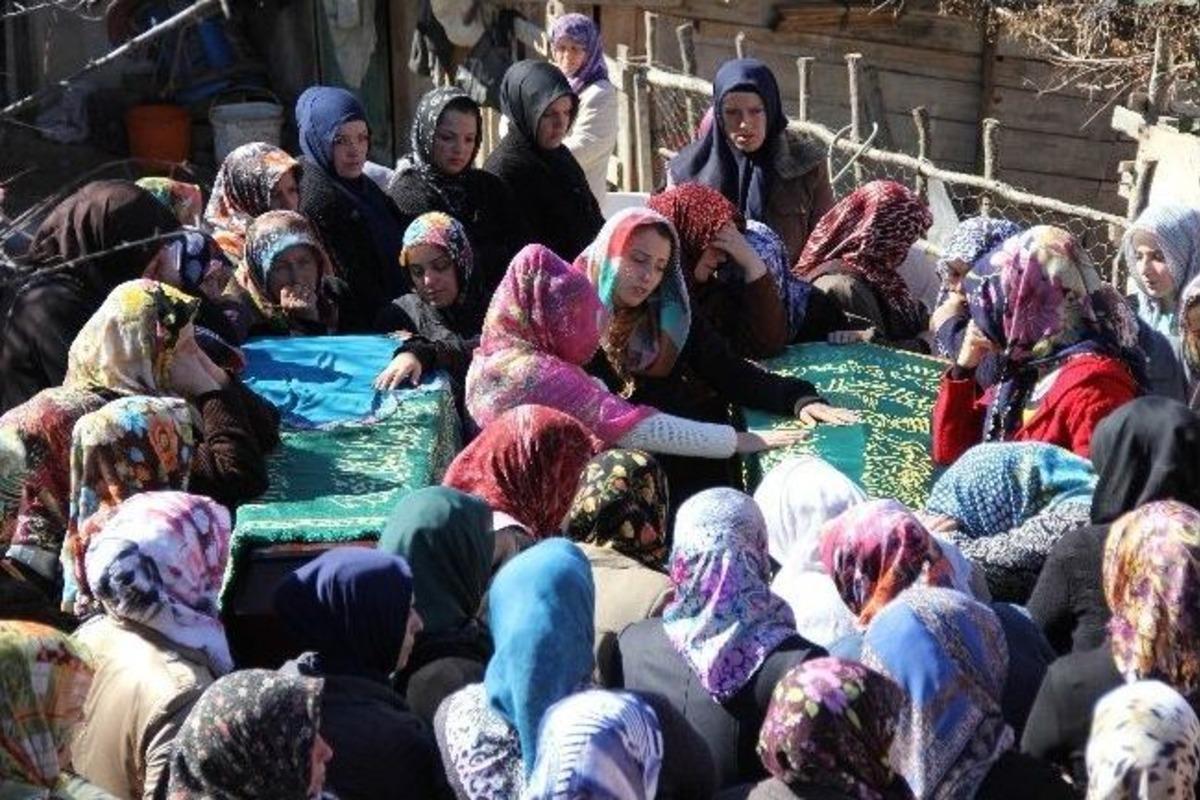 Su Meselesinden &Ouml;ld&uuml;r&uuml;len Baba-kız Toprağa Verildi