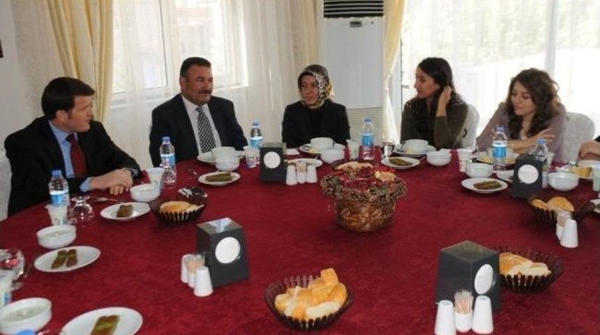 Cizre Kaymakamı Şenol Koca, Yeni Atanan &Ouml;ğretmenlerle Tanışma Yemeğinde Bir Araya Geldi