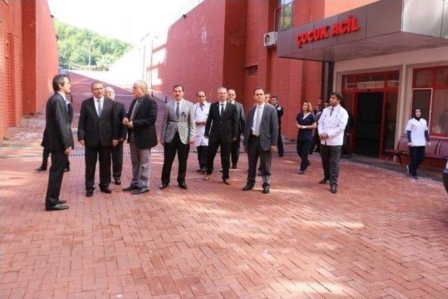 Vali Kaban Ve Rekt&ouml;r &Ouml;zer&rsquo;den Sağlık Kamp&uuml;s&uuml;ne Ziyaret 1