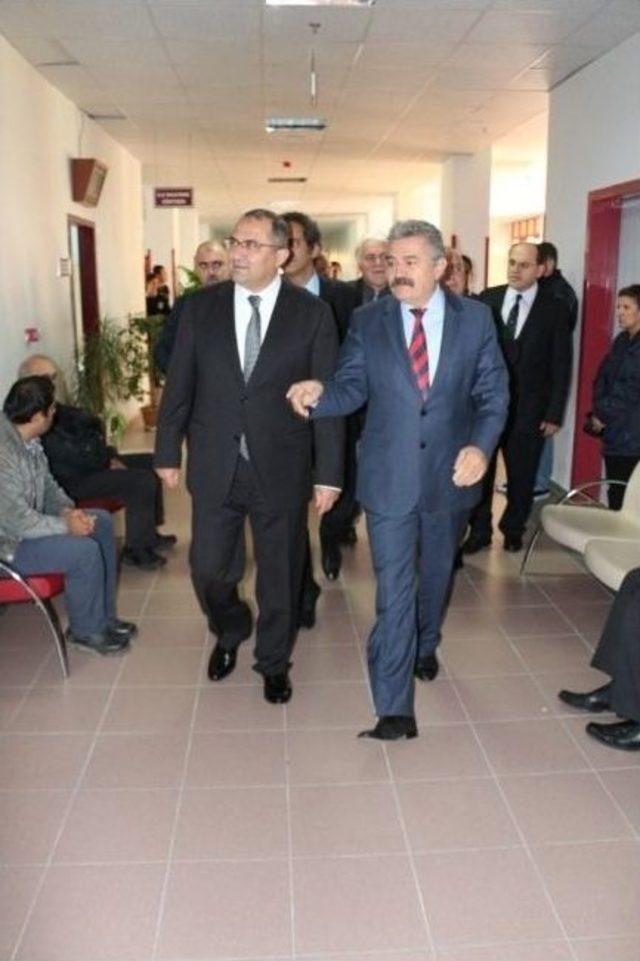 Vali Kaban Ve Rekt&ouml;r &Ouml;zer&rsquo;den Sağlık Kamp&uuml;s&uuml;ne Ziyaret 2