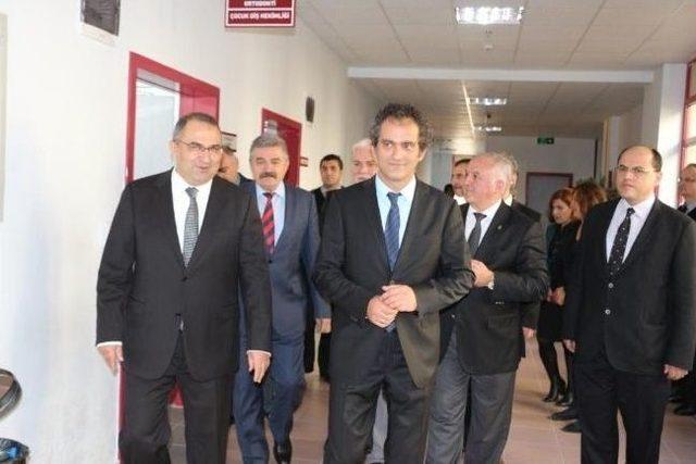 Vali Kaban Ve Rekt&ouml;r &Ouml;zer&rsquo;den Sağlık Kamp&uuml;s&uuml;ne Ziyaret 3