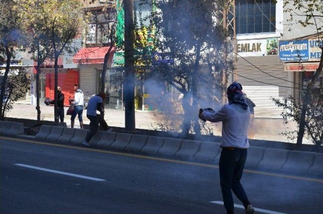 Y&uuml;ksekova&rsquo;da İzinsiz G&ouml;steriye Polisten M&uuml;dahale