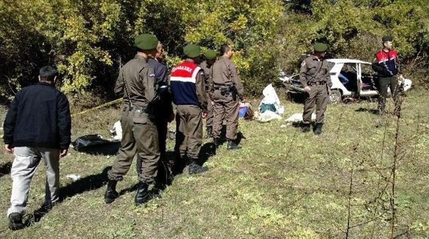 Otomobil U&ccedil;uruma Yuvarlandı: 2 &Ouml;l&uuml;, 2 Yaralı