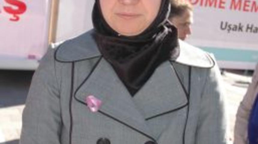 Uşak'ta Kansere Dikkat &Ccedil;ekmek I&ccedil;in Pembe Kurdele Dağıtıldı