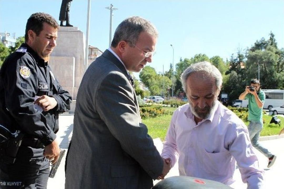 Valilik &Ouml;n&uuml;nde Havaya Ateş A&ccedil;tı