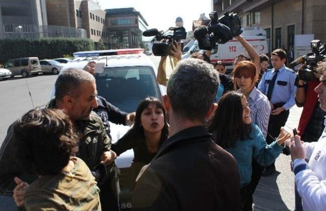 Bakan Şahin&rsquo;i Protesto Etmek İsteyen Halkevleri &Uuml;yelerine Lin&ccedil; Girişimi