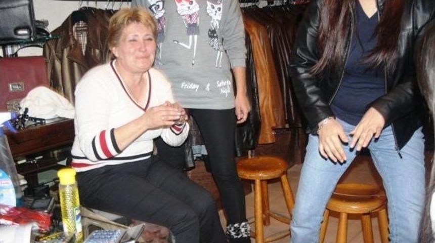 Ayvalık&rsquo;ta Mağaza Sahibinin &Ccedil;antası &Ccedil;alındı