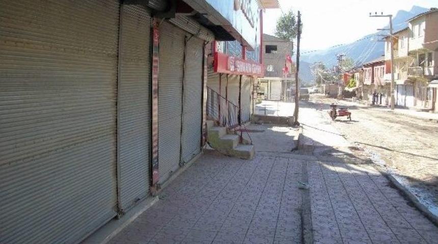 Beyt&uuml;şşebap&rsquo;ta Esnaf Kepenk Kapattı