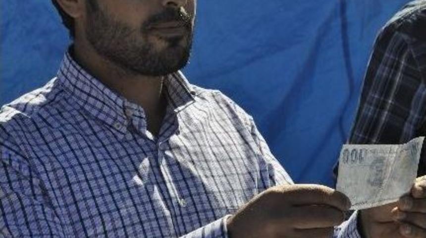 Sivil Polis Kurban Pazarlığı Yaptı, Satıcı Parayı Kontrol Etmeden Cebine Attı