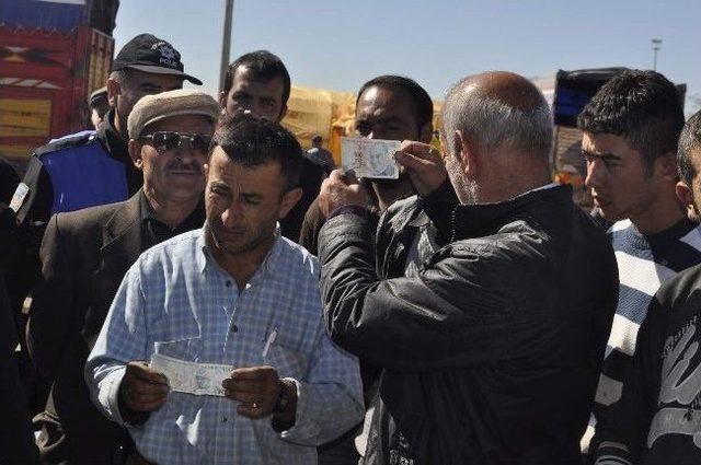 Sivil Polis Kurban Pazarlığı Yaptı, Satıcı Parayı Kontrol Etmeden Cebine Attı 1